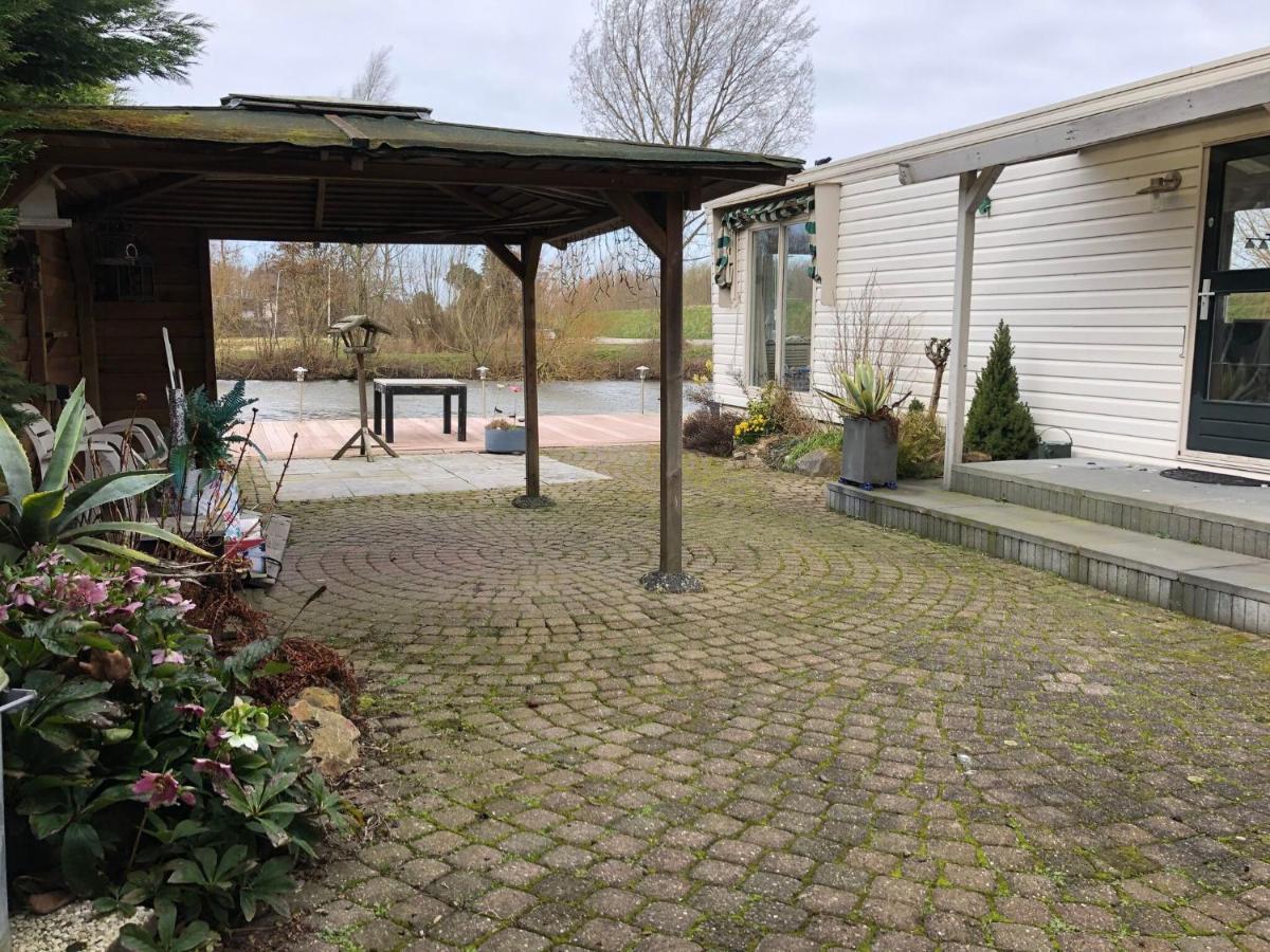 Fantastic Villa In Ooltgensplaat With Jetty Zewnętrze zdjęcie