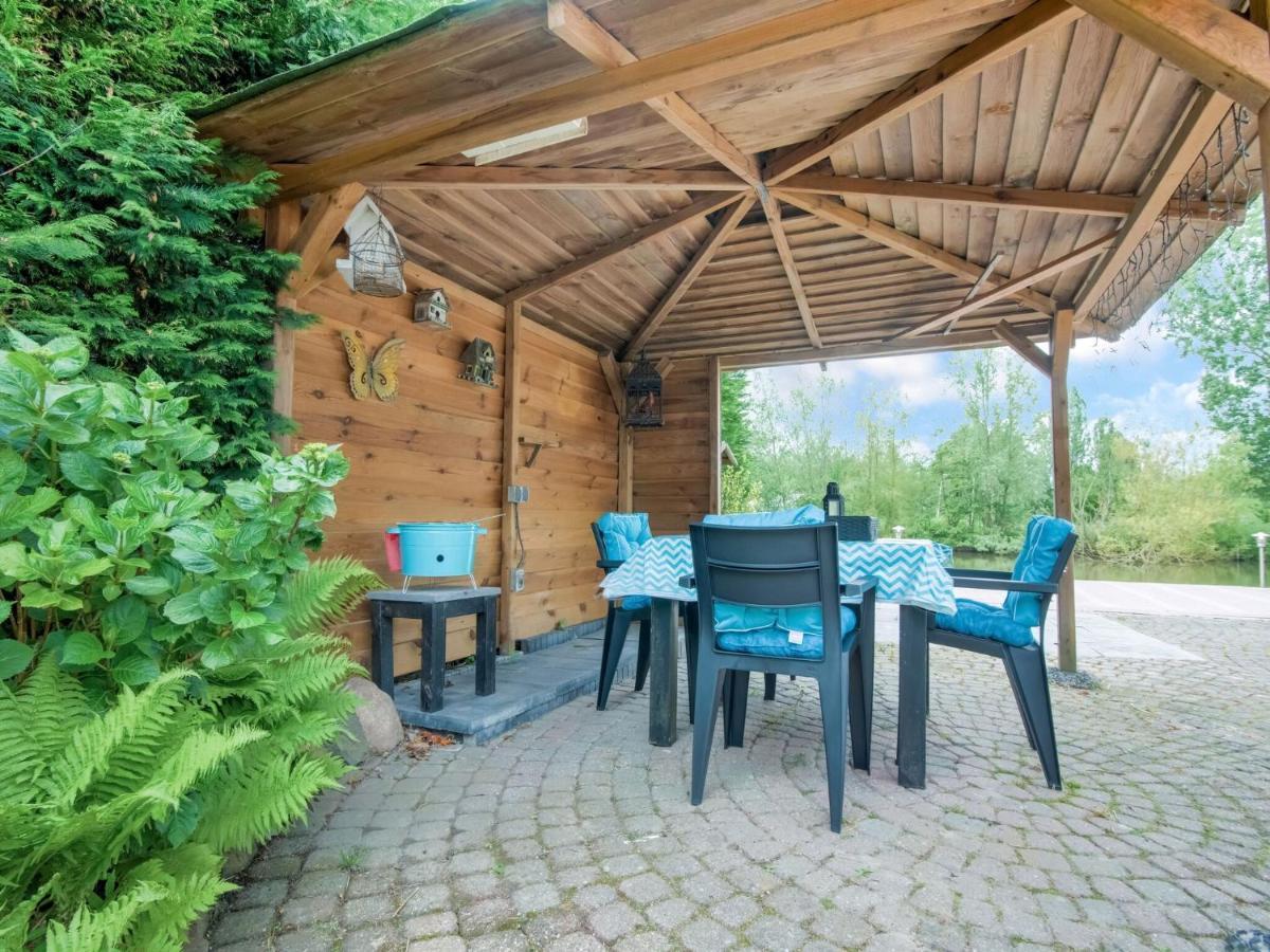 Fantastic Villa In Ooltgensplaat With Jetty Zewnętrze zdjęcie
