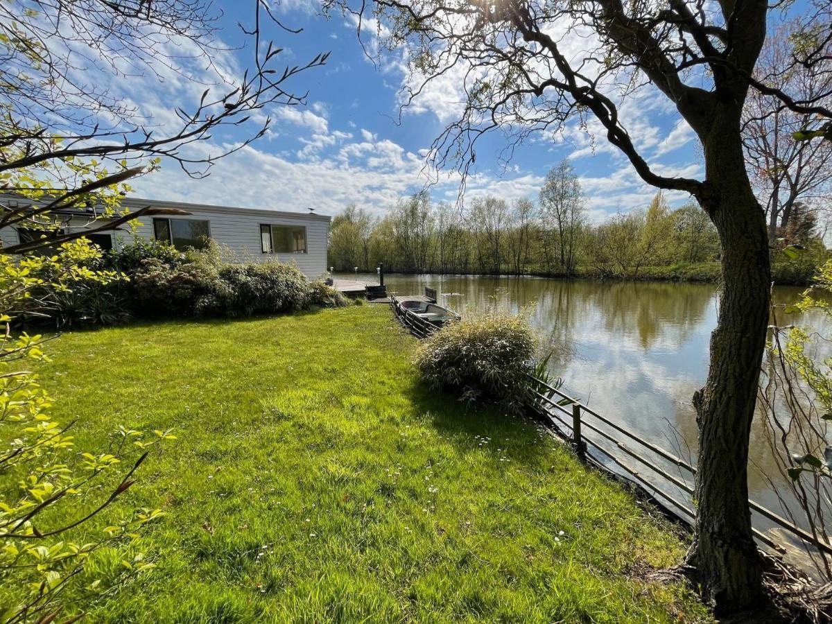 Fantastic Villa In Ooltgensplaat With Jetty Zewnętrze zdjęcie