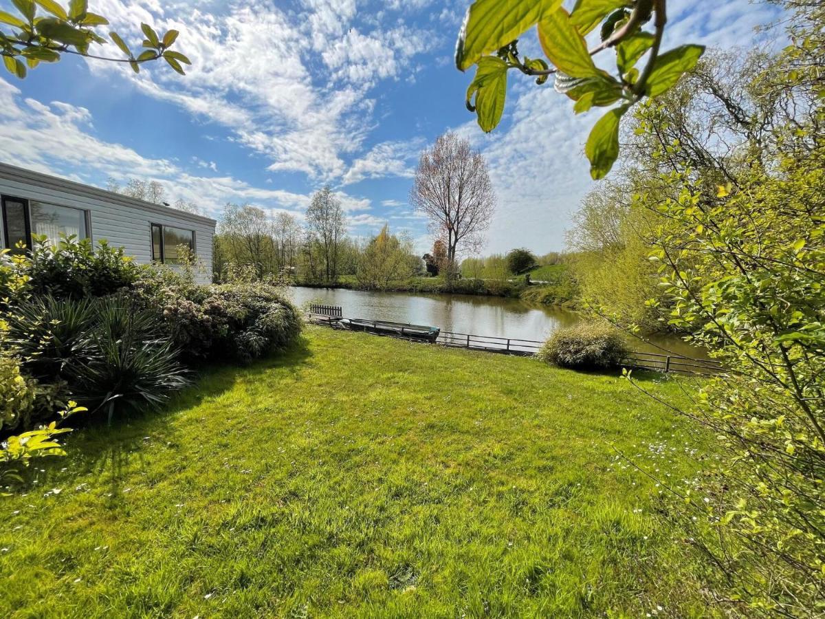Fantastic Villa In Ooltgensplaat With Jetty Zewnętrze zdjęcie